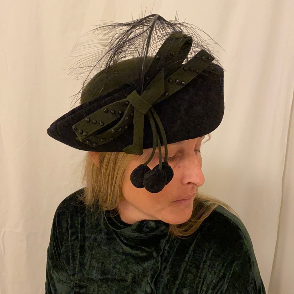 🔥Sale John Vintage NY Paris Classic Olive Hat w Black Rim w Peacock feather